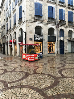 cruce de calles empedraras con tienda móvil de frutos garrapiñados