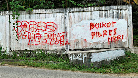 Coretan grafiti di Jayapura yang menuntut pemisahan Papua dari Indonesia
