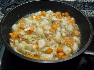 Sepia guisada con cebolla, zanahoria y fumet