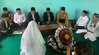 Kunker ke Bener Meriah, Kakanwil Saksikan dan Serahkan Buku Nikah Pasangan Pengantin KUA Bukit