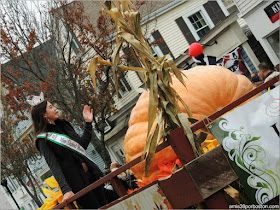 Reina Fiestas en el Desfile de Acción de Gracias en Plymouth, Massachusetts