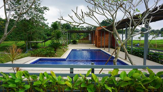 Kolam Renang River Valley Resort Home