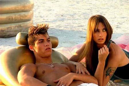 Ronaldo   Girlfriend on Cristiano Ronaldo With His Girlfriend At Beach