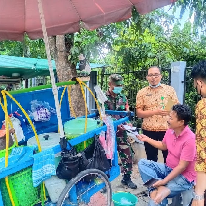 Kamis 12 - 08 - 2021. Tim Kelurahan, Didampingi,Babinsa Babinkamtipmas. Melalukan sosialisasi Kepada Para Pedagang yg berada di Jln. A. Yani Dalam Rangka Turut Serta Memeriakan HUT, RI yg 76.