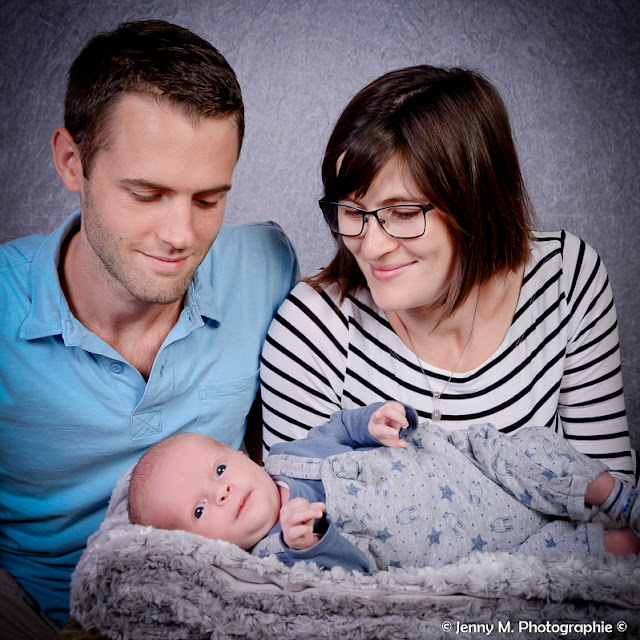 portrait de famille maman papa regardent bébé