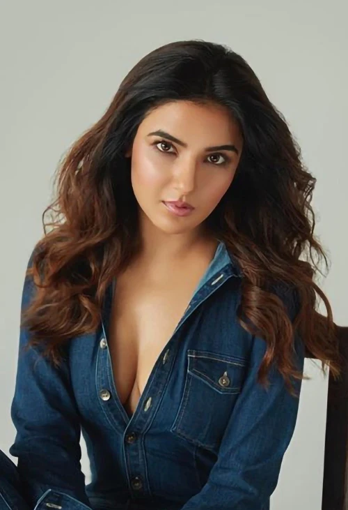 Jasmin Bhasin cleavage hot actress naagin bigg boss