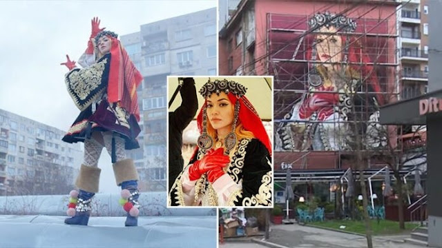 Rita Ora felice per il murale con il costume nazionale che si sta realizzando a Ferizaj