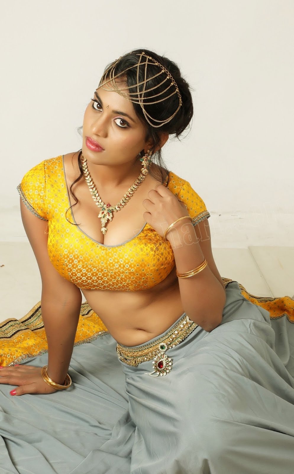 Hot Indian Actress: Priyanka augustin hot saree navel