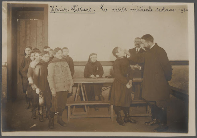 La visite médicale scolaire à Hénin-Liétard (ville qui n’existe plus depuis sa fusion avec Beaumont-en-Artois en 1971, elle est devenue Hénin-Beaumont), 1920 (Archives départementales du Pas-de-Calais, 8Fid_1743)