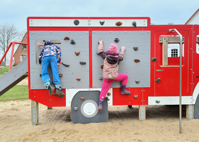 3 besondere Spielplätze auf Fehmarn. Das Auto von der Feuerwehr in Meeschendorf ist ein Spielplatz-Hit! Ein tolles Ausflugsziel im Osten der Insel und direkt bei der freiwilligen Feuerwehr.