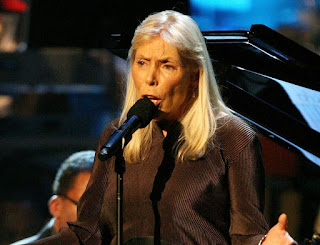 Kelly Dale Anderson's Joni Mitchell performing on the stage