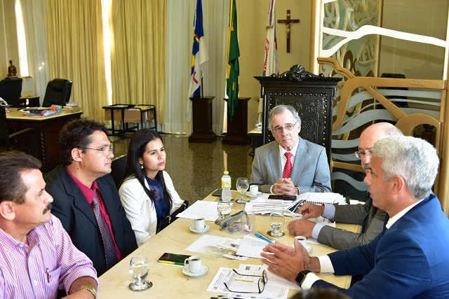 ADVOGADO RENATO CURVELO E PREFEITA DE BREJÃO SÃO RECEBIDOS PELO PRESIDENTE DO TJPE