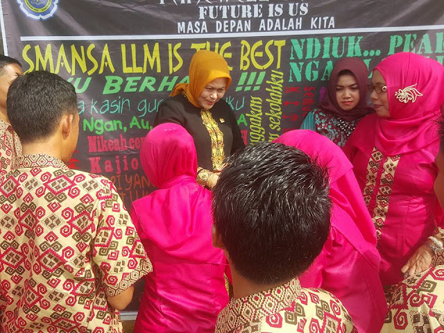 Elviana Hadir di Acara Perpisahan SMA Limbur, Guru dan Siswa Terharu