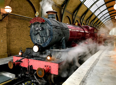 Il treno Hogwarts Express porta tutti gli studenti alla scuola di magia
