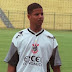 Marcelinho Carioca é libertado com sinais de espancamento.
