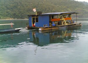 Kenyir Houseboat