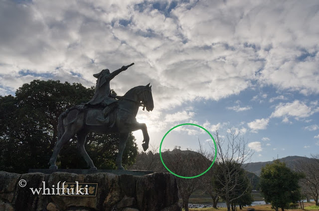 尼子経久の銅像と緑の丸