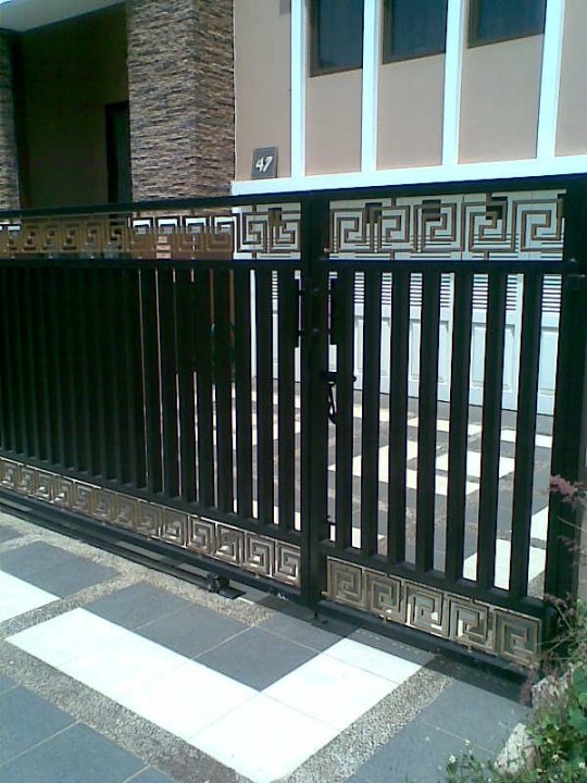 pintu besi  pagar  rumah  teralis