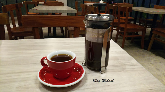 D'Raja Coffee Gatot Subroto kota Medan: Cabang Baru dengan Suasana Keluarga - Kopi dengan French Press