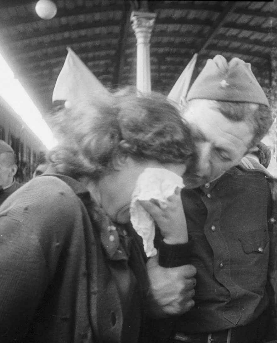 60 + 1 Heart-Warming Historical Pictures That Illustrate Love During War - A Russian Woman Cries Reunited With A Soldier Returning After The War, 1945