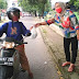 Peduli, Anggota DPRD Depok Bagikan Buah dan Masker