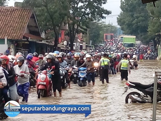 Derita Warga Saat Banjir di Bandung Selatan 