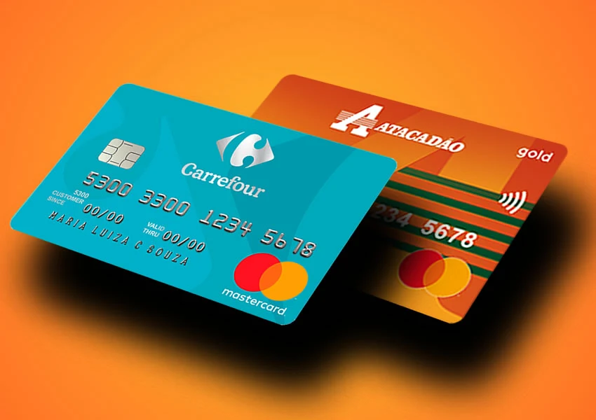 A imagem de fundo laranja mostra os dois cartões de crédito Carrefour e Atacadão no centro da imagem.