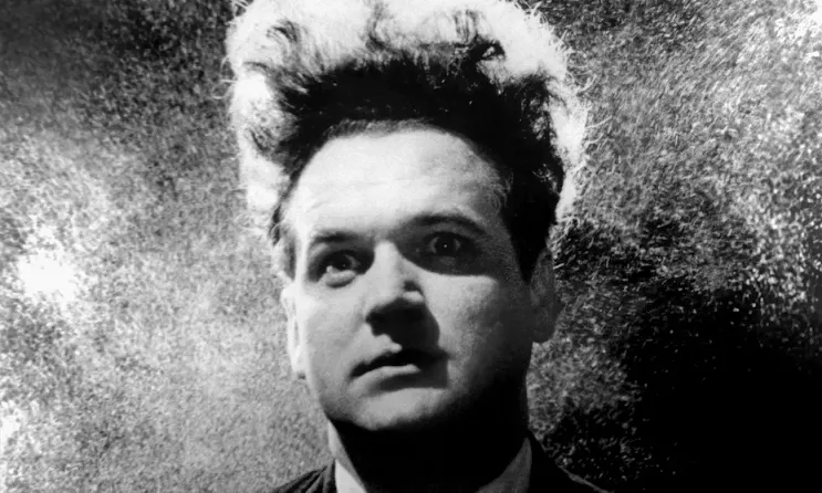 Fotograma de Cabeza Borradora de David Lynch en el que vemos a Henry, el personaje interpretado por Jack Vance con un cardado de pelo y alto contraste de iluminación en blanco y negro