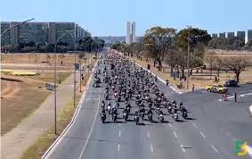  Motociata desfila pelo centro de Brasília em apoio a Bolsonaro