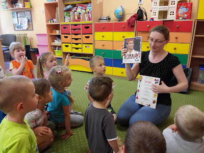 Bibliotekarz pokazuje inne książki o sporcie i sportowcach