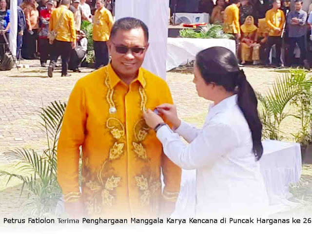  Petrus Fatlolon Terima Penghargaan Manggala Karya Kencana di Puncak Harganas ke 26