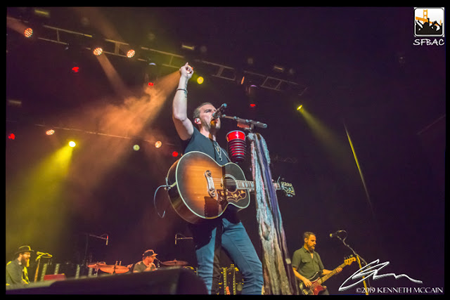 TJ Osborne of Brothers Osborne @ the Fox Theater (Photo: Ken McCain)