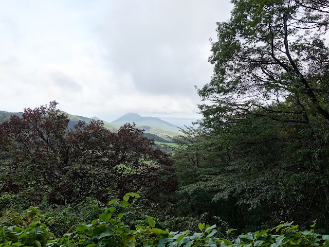 大休峠入り口に向かう山道からの眺め