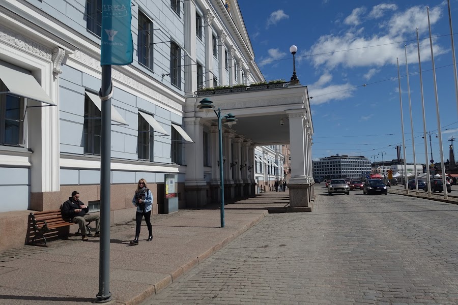 ヘルシンキ市庁舎（Helsingin kaupunki）の正面入口部分