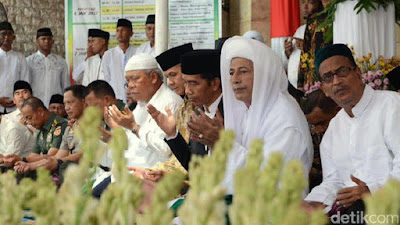 Habib Luthfi Dan Jokowi Saat Berdoa Bersama