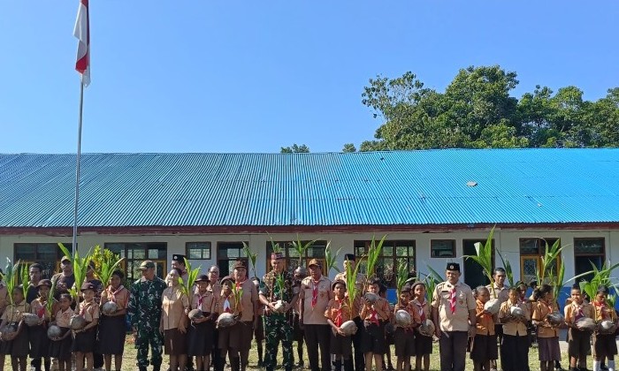 Wujudkan Daerah Nyiur Hijau Melambai,  TNI Yang Bertugas di Bali Sumbangkan 5000 Anakan Kelapa di Satarmese Barat