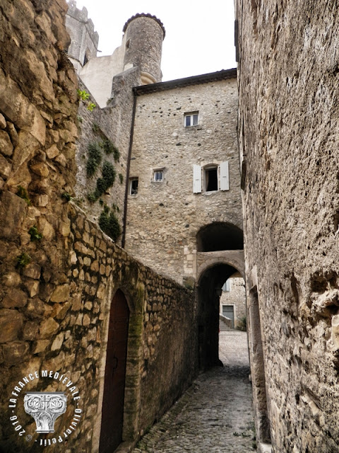 VIVIERS (07) - La ville médiévale : Rue de Châteauvieux