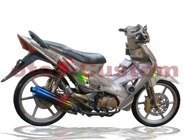 Foto Modifikasi Honda Revo style JDM dengan stiker brand racing jepang yang didominasi warna abu-abu pada seluruh bagian bodi motor tak lupa memberikan stiker dibagian bodi motor untuk aksesorisnya jok warna hitam pekat knalpot menggunakan merk R9 Racing 