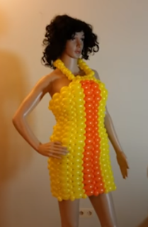 zweifarbiges Kleid aus Luftballons geknotet.