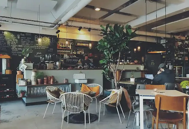 Ilustrasi suasana tempat kopi di Pamulang