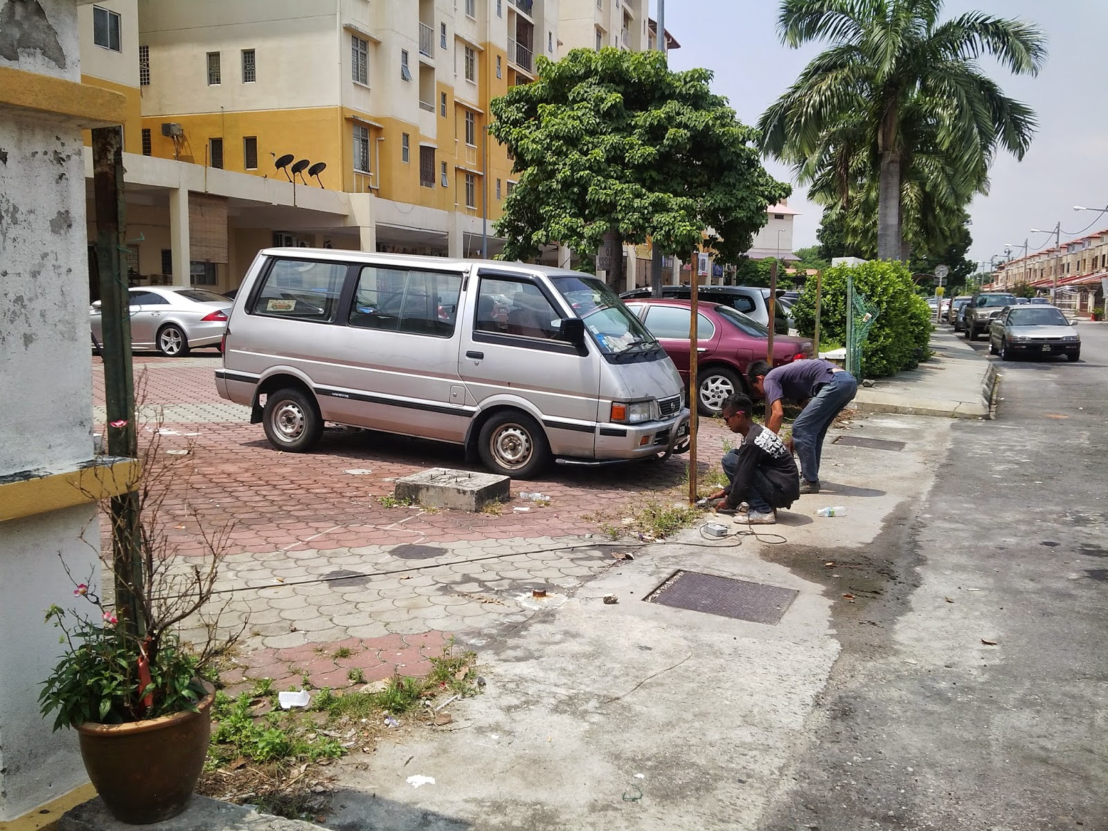 BAYU VILLA APARTMENT KLANG Proses Pemasangan Pintu Besi 