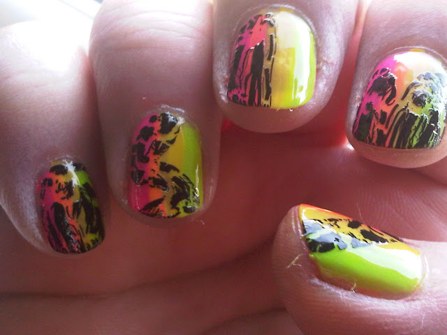 Neon and crackle nailart