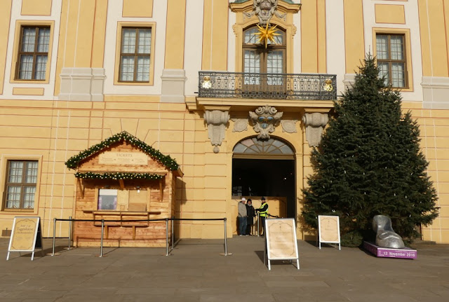 Winterausstellung Drei Haselnüsse für Aschenbrödel - Kassenhäuschen und Eingang