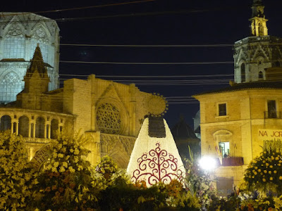 Catedral y estructura de la Virgen de los Desamparados en la Ofrena de las Fallas de Valencia