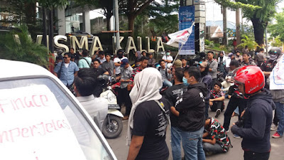 Warga dan Mahasiswa Demo di Wisma Kalla, Tuntut Gaji Upah PHK PT.Amanah Finance