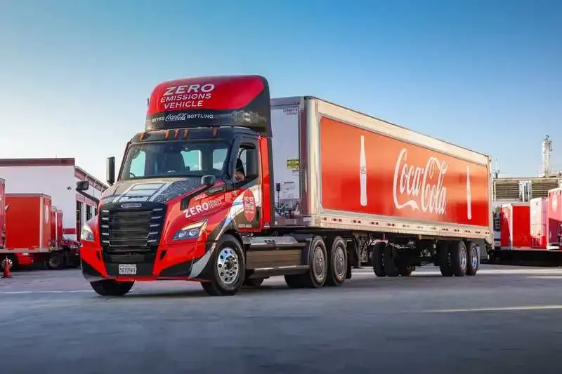 Caminhão Freightliner eCascadia em pátio da Coca-Cola nos Estados Unidos