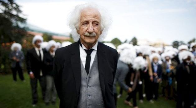 Wow, Lebih Dari 300 Fans Mirip Albert Einstein Pecahkan Rekor Untuk Amal