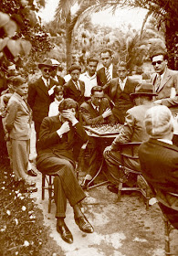 Àngel Mur jugando a ciegas en los Jardines de Arnús en 1933