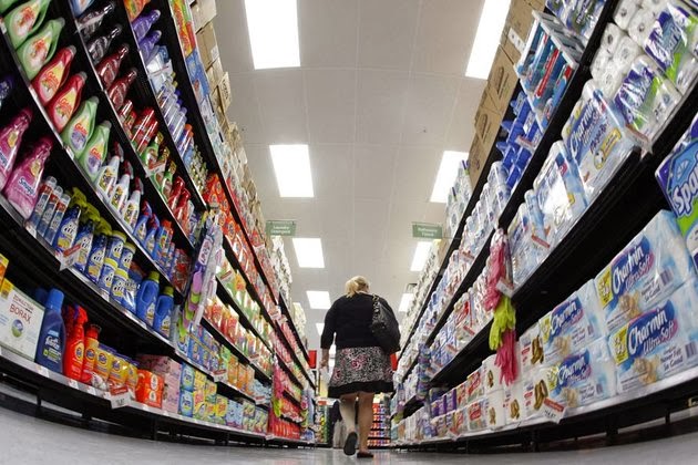 femme dans un supermarché