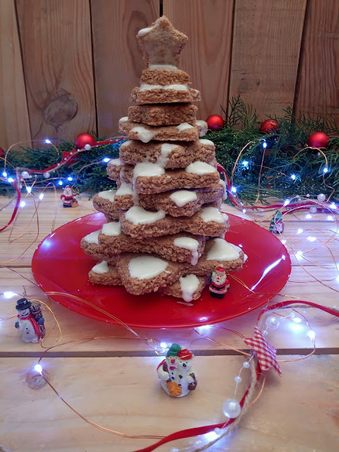 Zimtsterne. Estrellas de canela. Árbol de Navidad de galletas. Receta navideña europea para hacer en casa con niños. Glasa, galletas, con horno. Recetas de Cuca